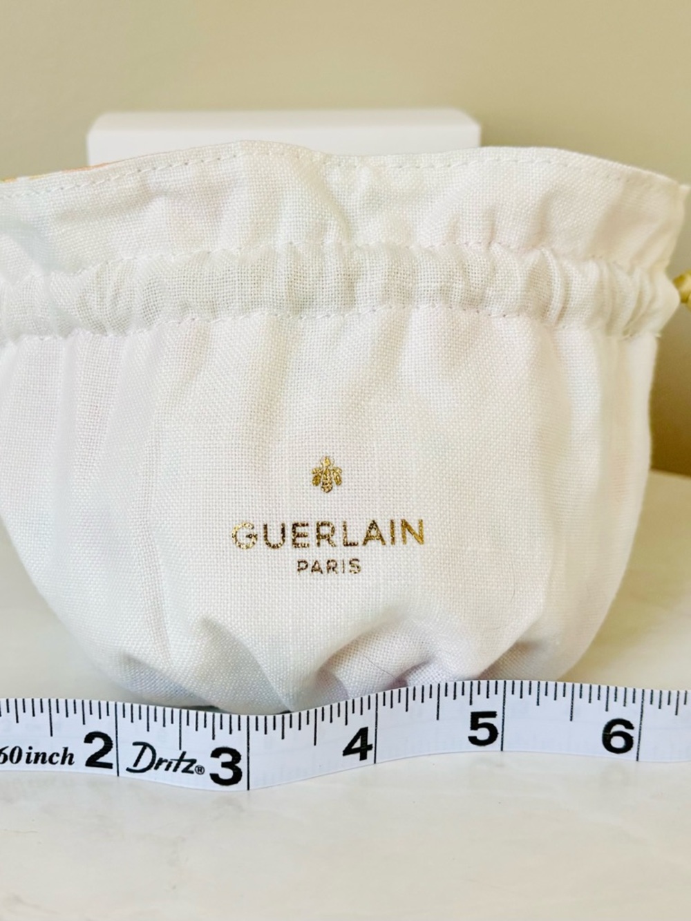 GUERLAIN París White Drawstring Pouch with Gold Logo and Braided Rope - Picture 2 of 7